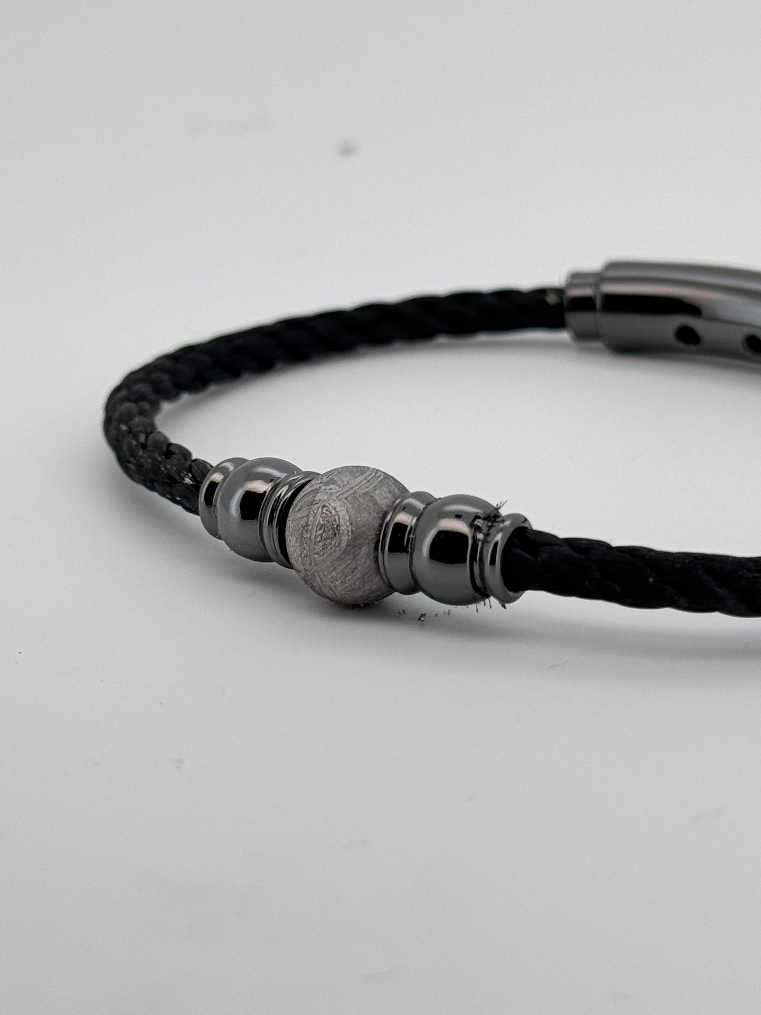 Bracelet Homme – Perle de Météorite, Cordon Acier et Attache en Argent Sterling